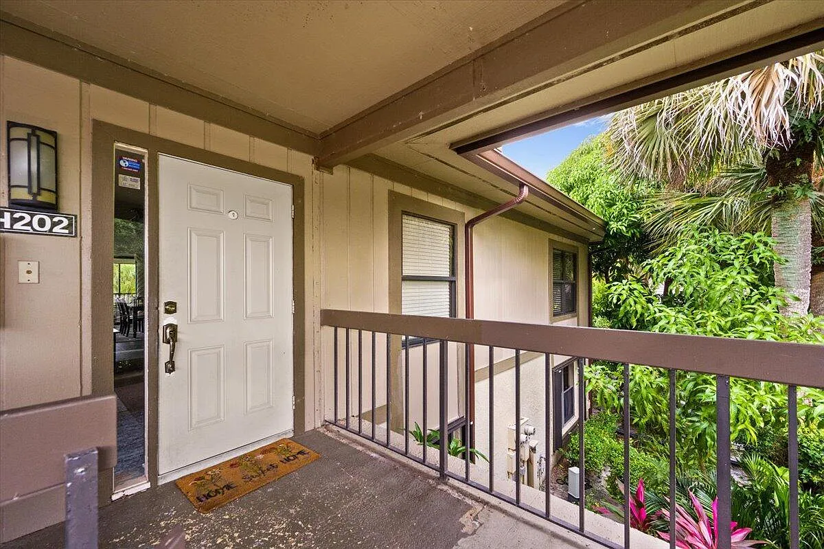 3 bed, 3.0 bath, 1800 sqft, $10,000 — Photo 2