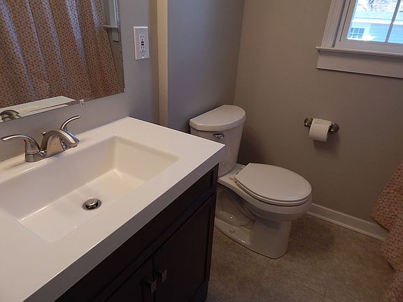 5th image of 28 Shore Park Dr