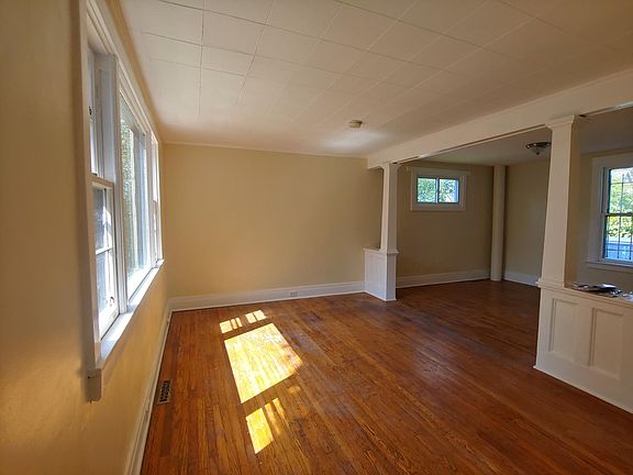 Living Room/Dining Area
