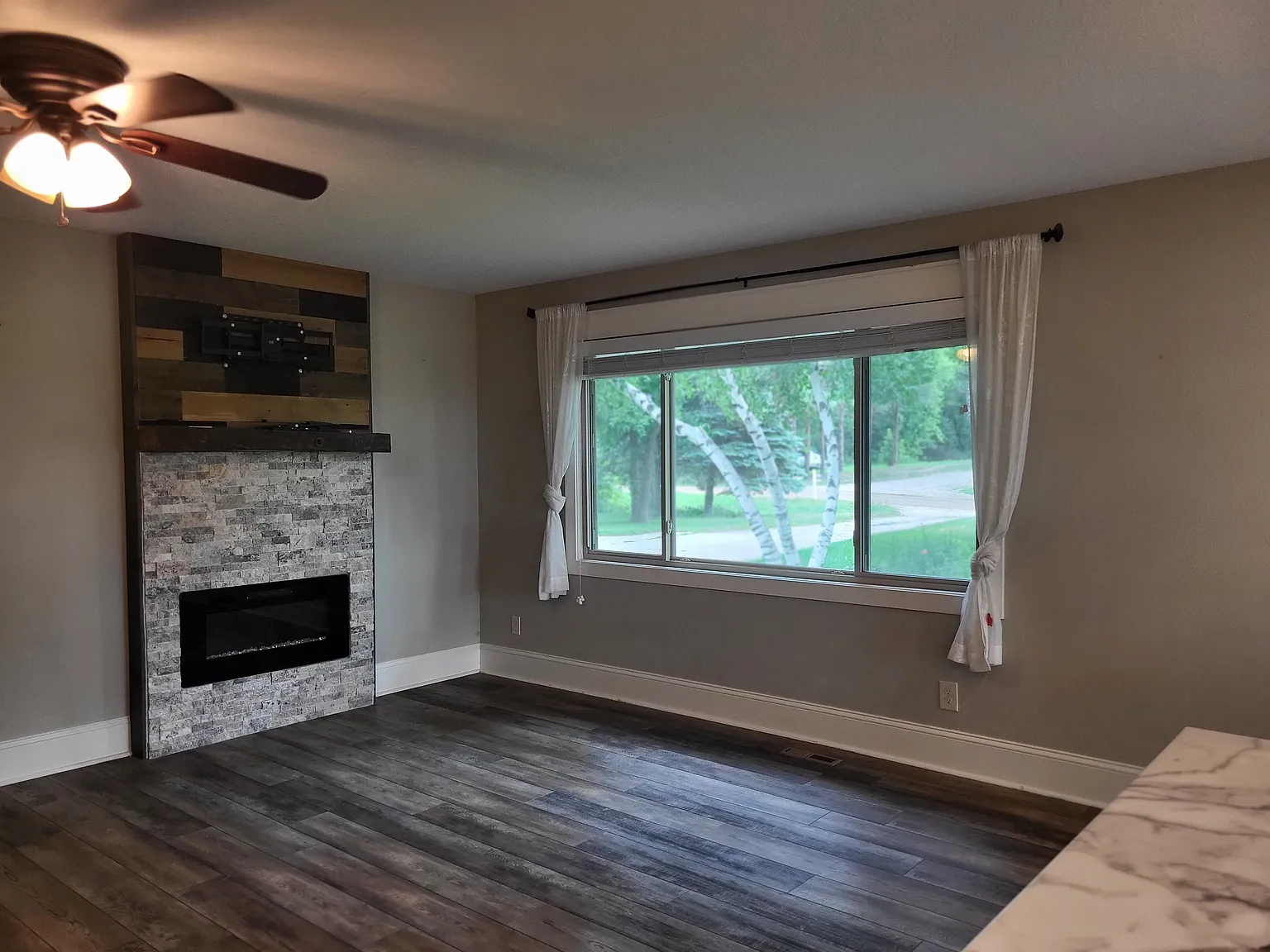 4 bed, 2054 sqft, $2,850 — Photo 2