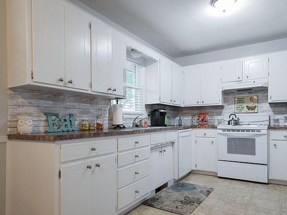 5th image of 1464 E Buena Vista St