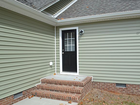 3rd image of 406 Lacie Nichole Dr