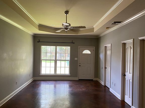 Living Room w/10' tray ceiling