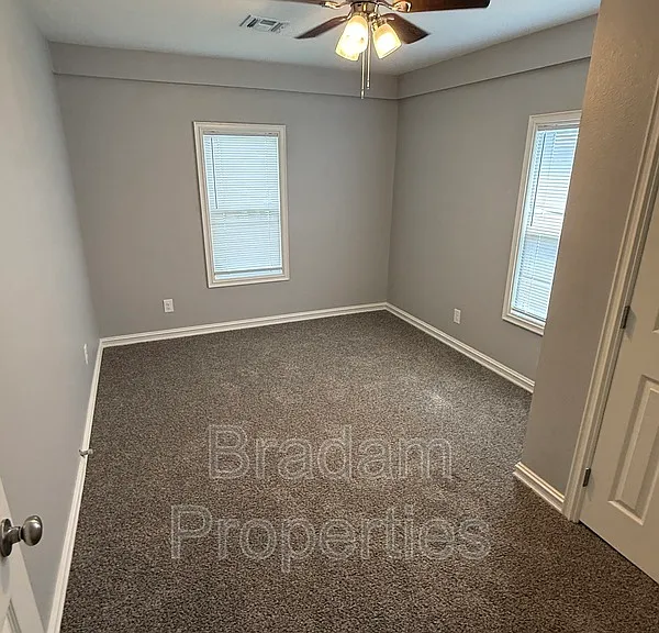402 S Cedar St — Photo 5