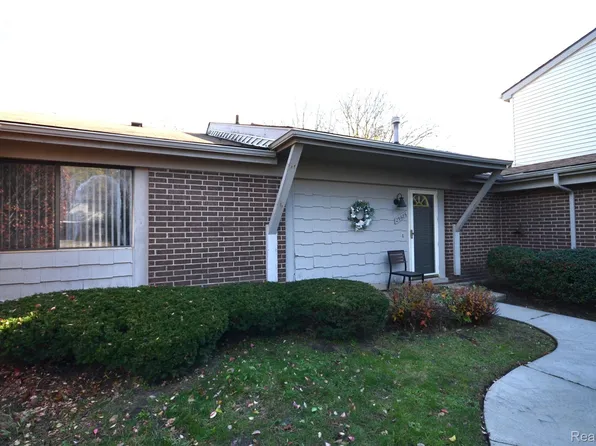 29686 Farmbrook Villa Ct, Southfield, MI 48034