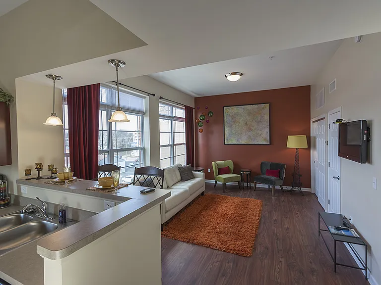 Tenth & College Horizons Apartments — Photo 42