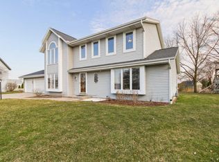 10240 S Hawk Cir, Oak Creek, WI 53154