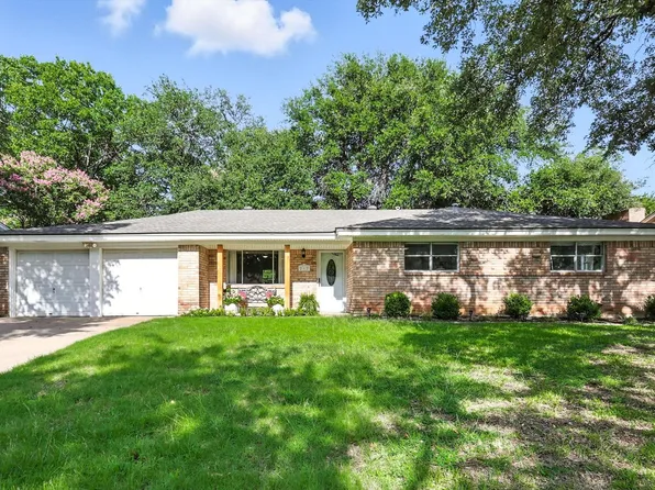 212 Glenn Dr, Hurst, TX 76053