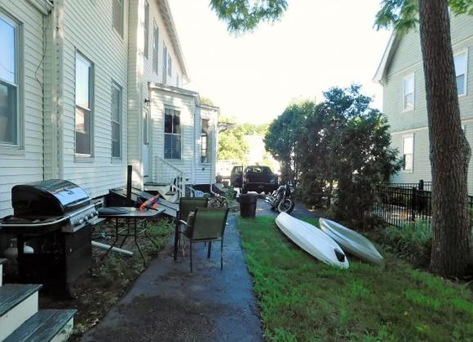 5 bed, 2400 sqft, $2,950 — Photo 3