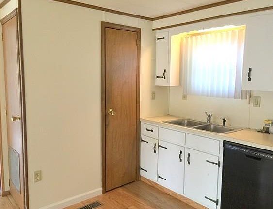 4th image of 8 Green Holly Dr