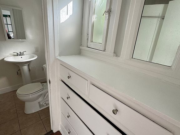 4th image of 853 N Alta Vista Blvd #4