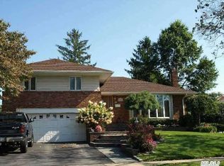 1050 Roxbury Dr, Westbury, NY 11590