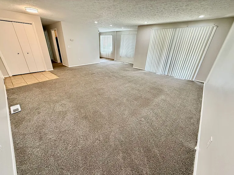 Aristocrat Apartments — Photo 5
