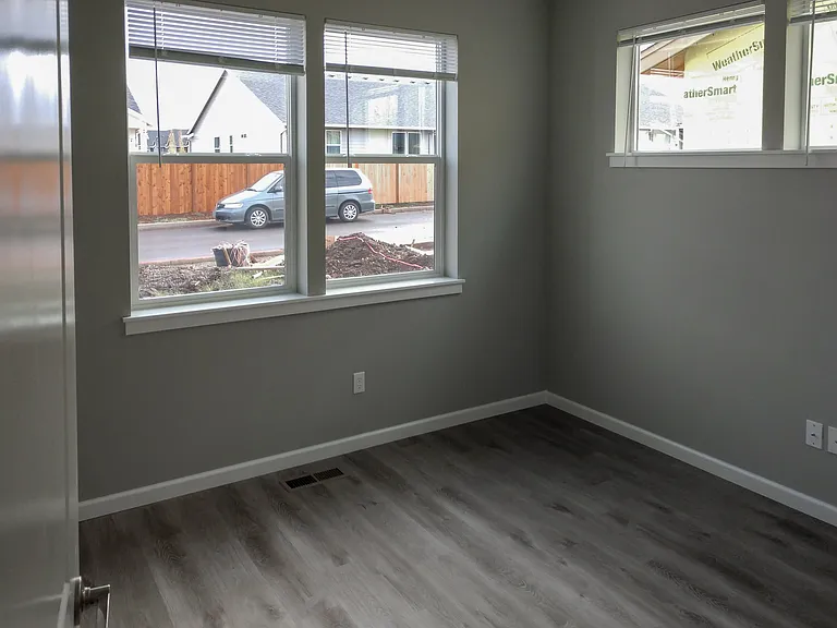 579 SE Shire Ln — Photo 9