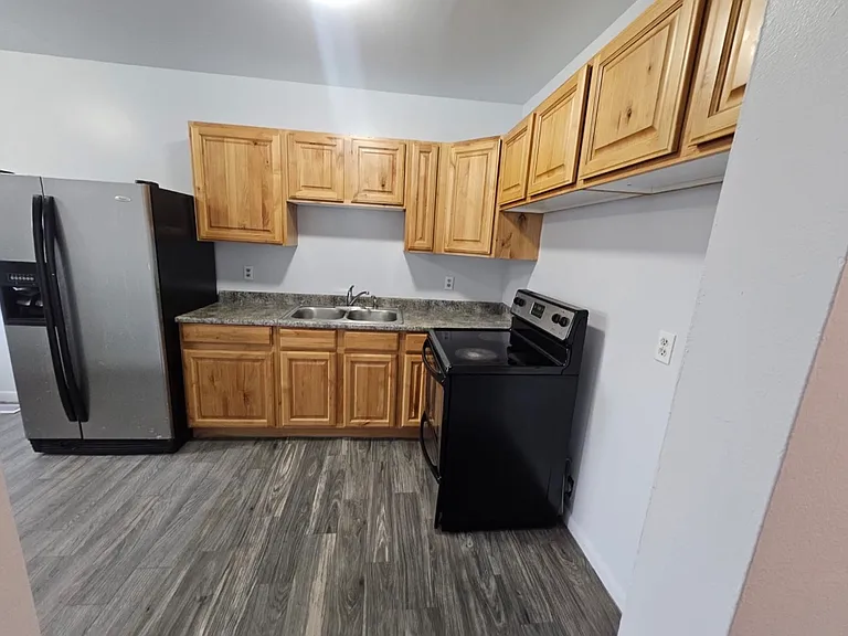 741 N Riverside Dr — Photo 2