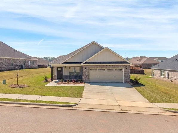 1972 Hidden Lakes Dr, Opelika, AL 36801