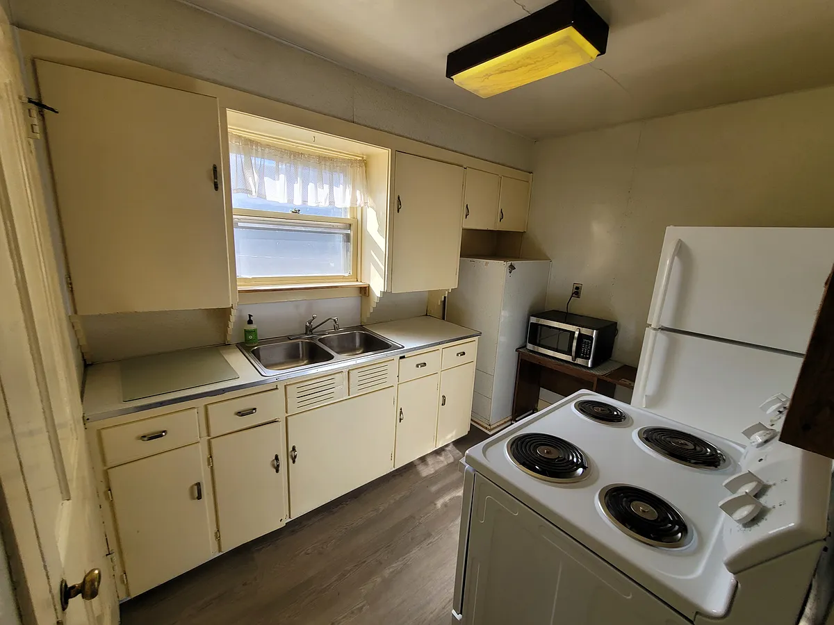 Building Photo - 2 bed, 1.0 bath, $1,150