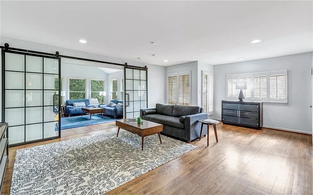 3 bed, 2.0 bath, 2352 sqft, $5,600 — Photo 4