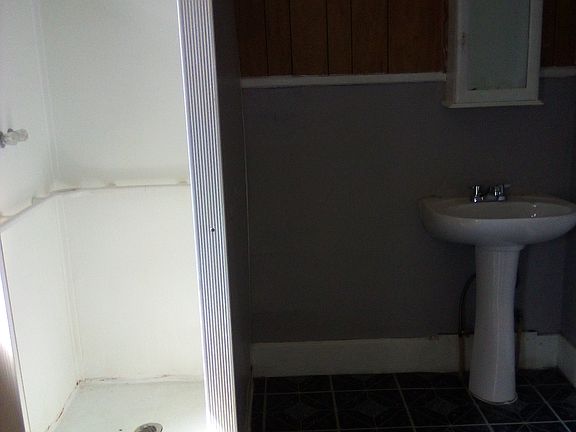 3rd image of 612 W Adams St APT 3