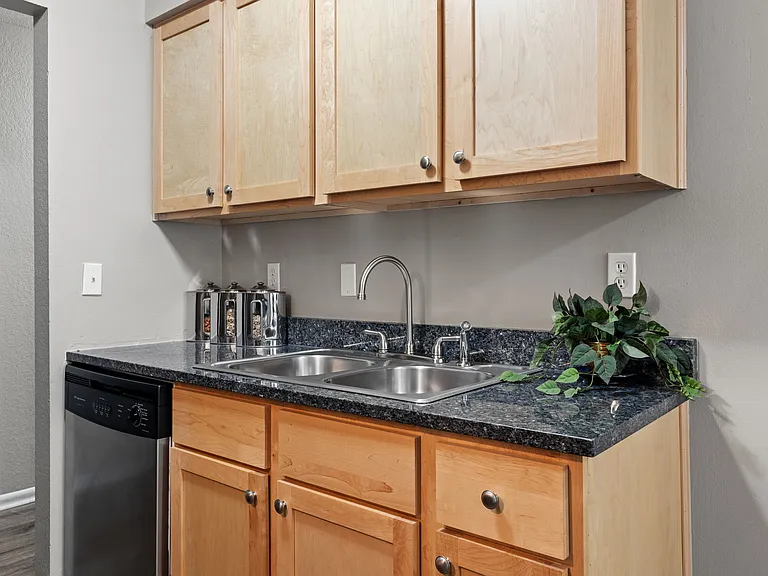 Granite Ridge Apartments — Photo 11