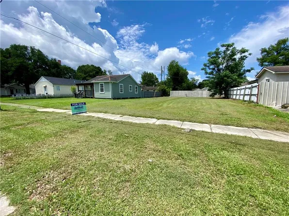 8612 Livingston Ave, Chalmette, LA 70043