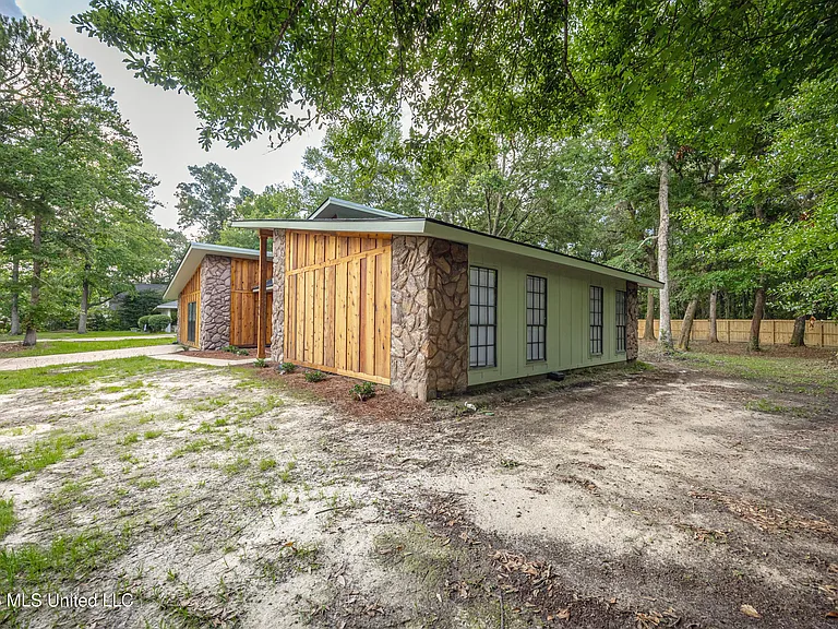 106 Booth Cir — Photo 3
