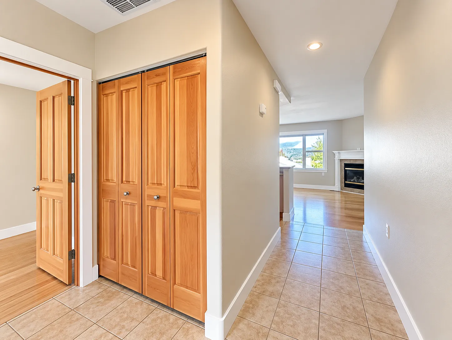 3 bed, 2.5 bath, 1996 sqft, $2,500 — Photo 3