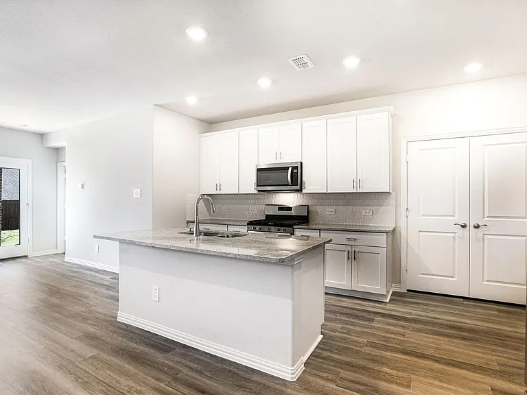 516 Ezra Ln — Photo 2