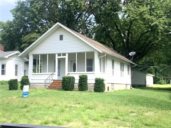 708 E 5th St, Pana, IL 62557