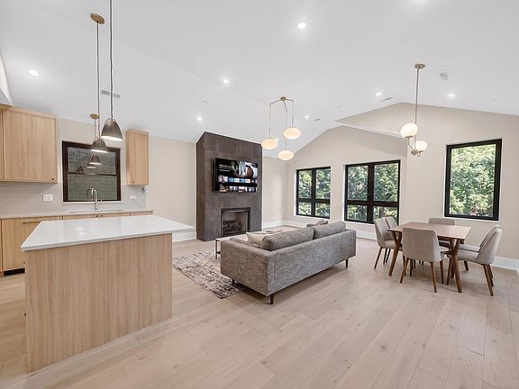 4th image of 1406 W Cuyler Ave #3