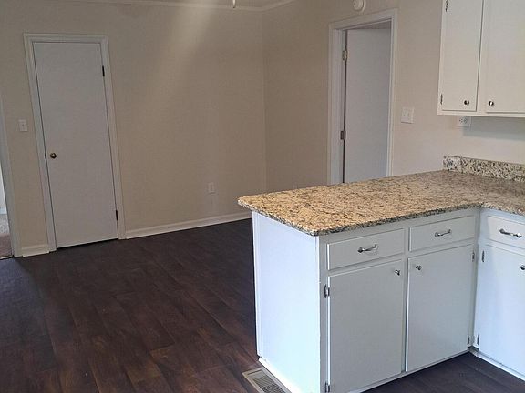 4th image of 2344 Holiday Dr
