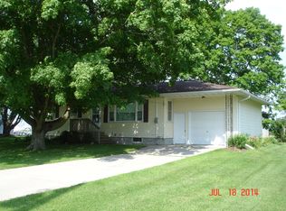 405 Anderson St, Manchester, IA 52057