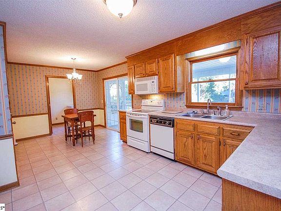 3rd image of 405 Bradley Ct