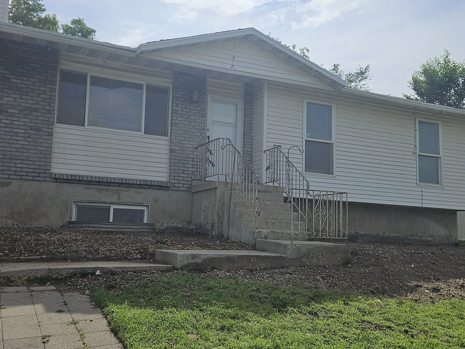 5 bed, 2328 sqft, $2,799 — Photo 3