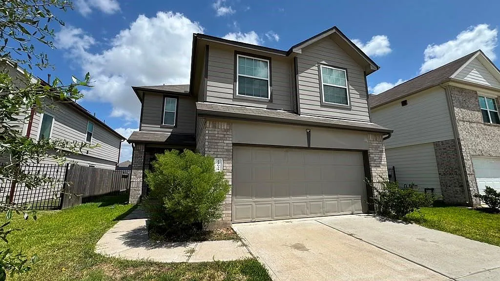 4 bed, 2.5 bath, 2005 sqft, $2,600 — Photo 1