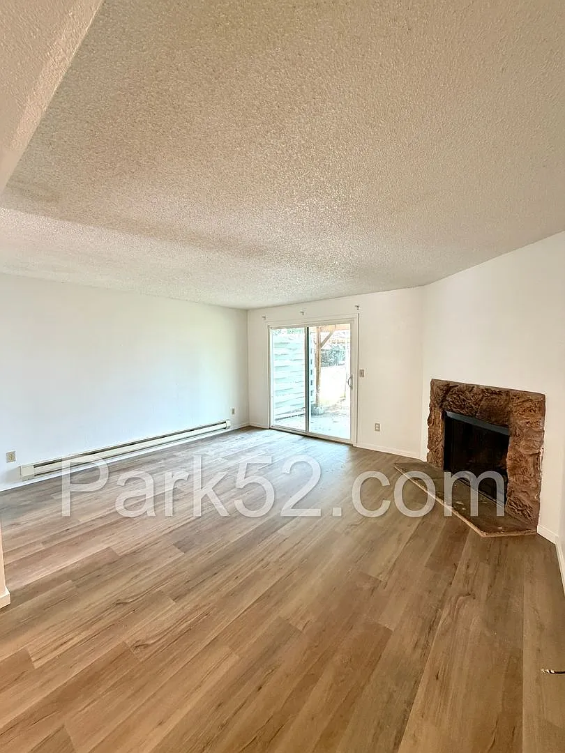 First Full Month FREE! Updated 2 Bedroom University Place Townhome — Photo 4