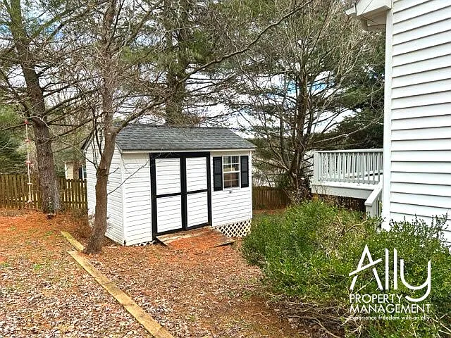 1003 Wintergreen Ln — Photo 11