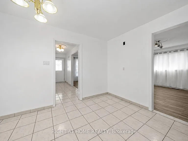 47 Wheelwright Cres — Photo 4