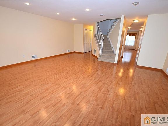 3rd image of 613 Hampshire Dr