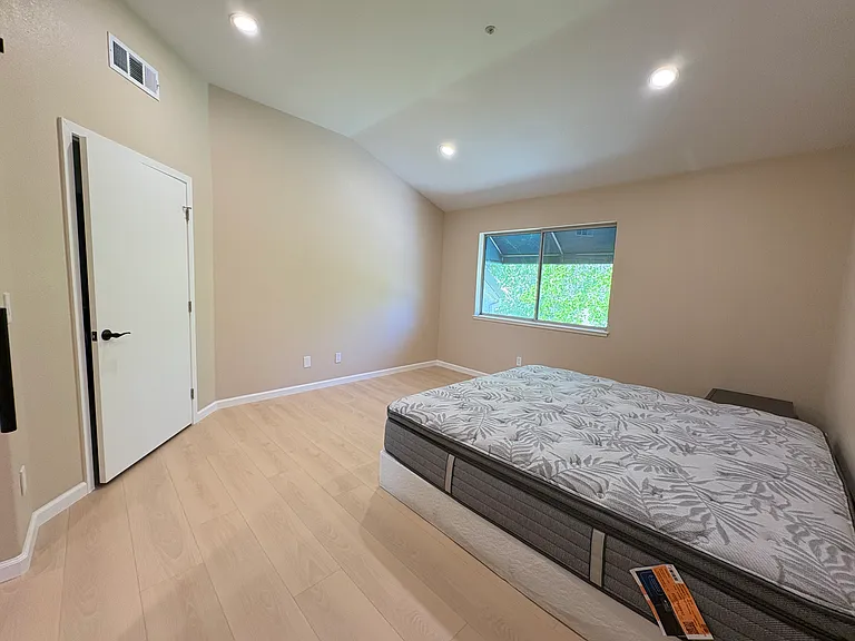 414 Galleria Dr #4 — Photo 29