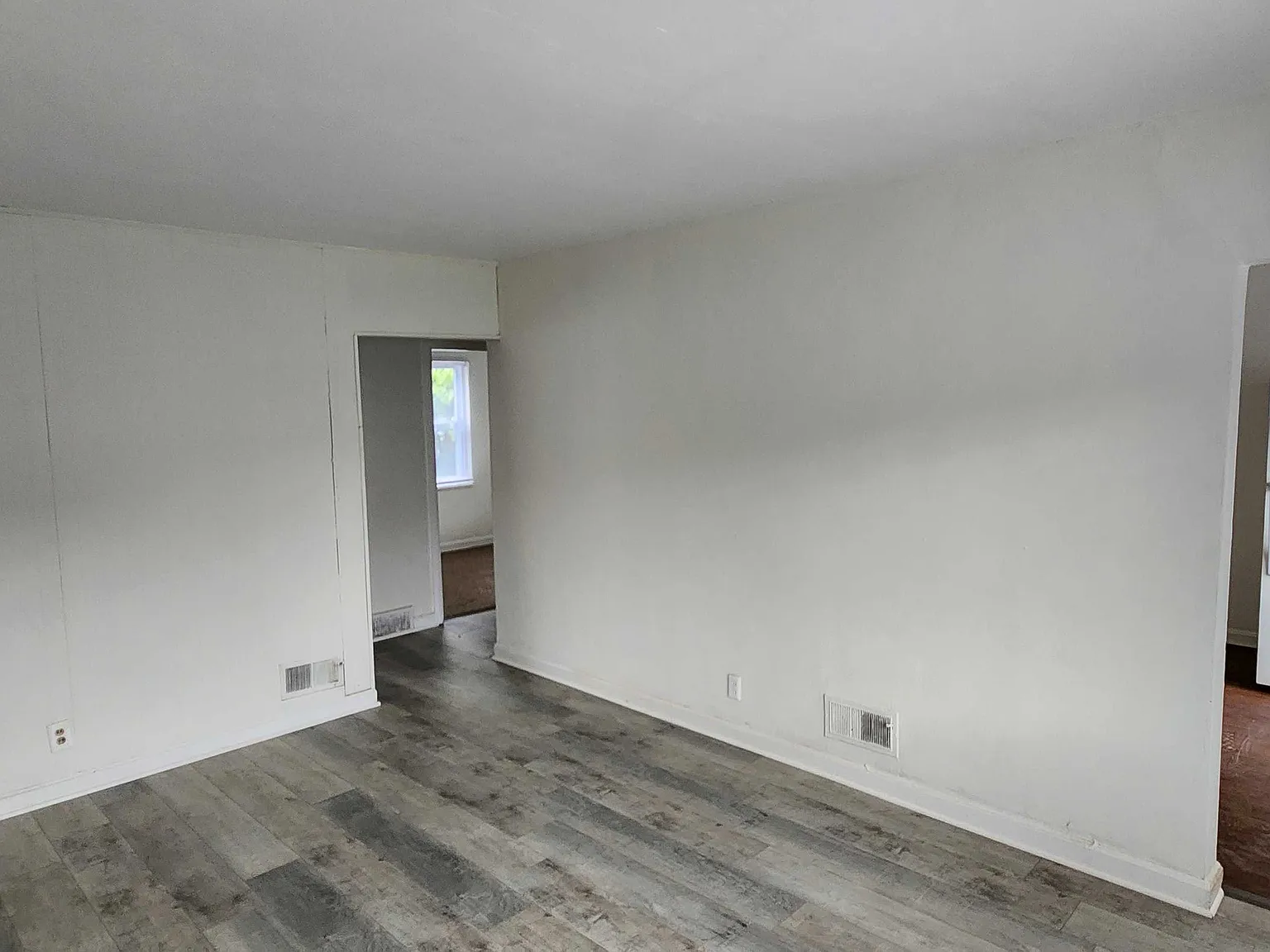 2706 Oxford Ave — Photo 2