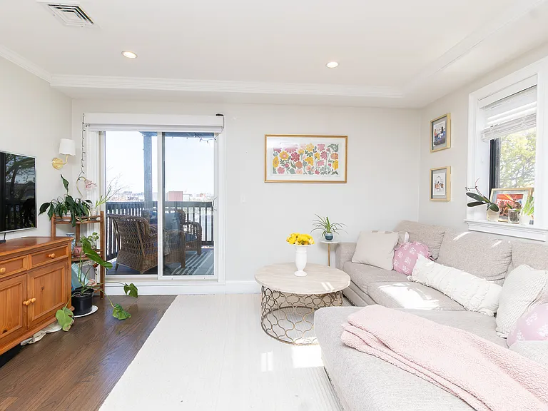 498 Sumner St #3 — Photo 3