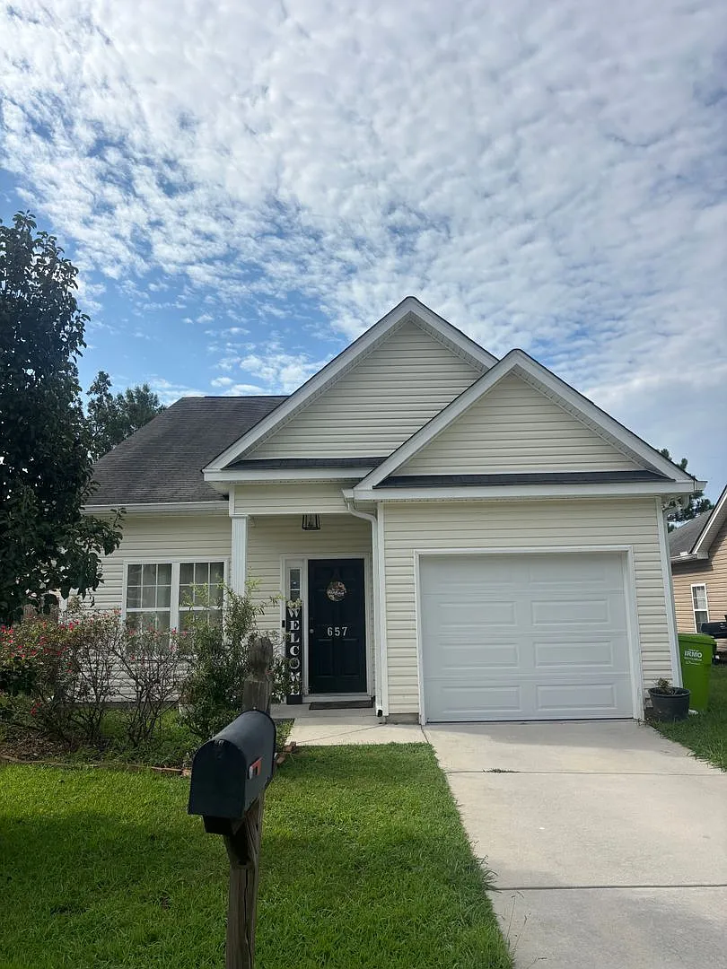 3 Bedroom, 2 Bath Home in Irmo — Photo 1