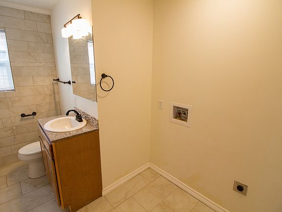 4th image of 215 N Van Buren St