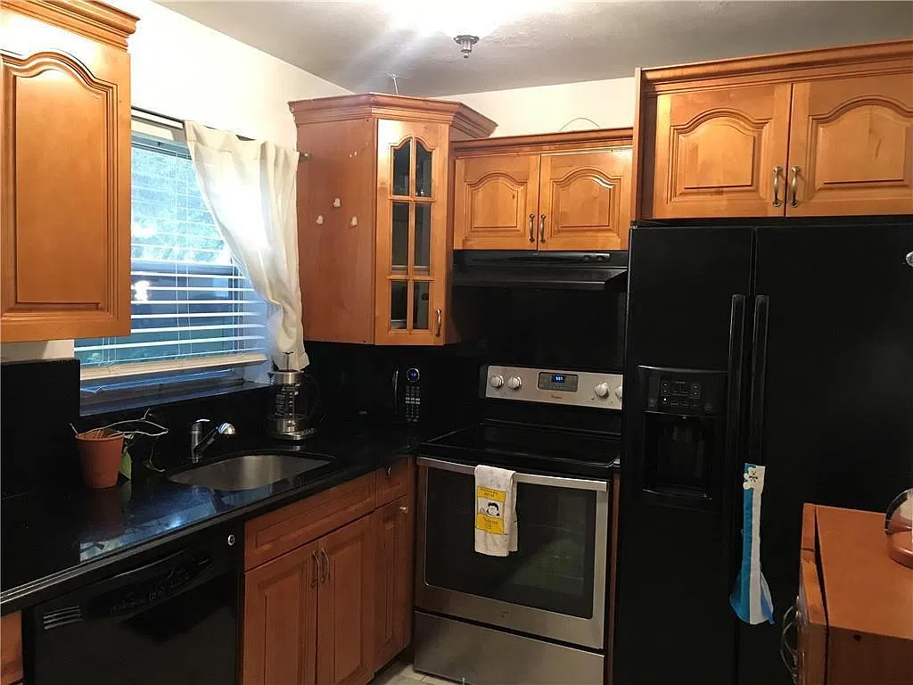 941 Crystal Lake Dr — Photo 2