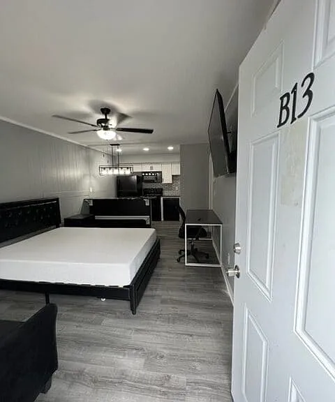 401 Smith St #STREETB13 — Photo 2