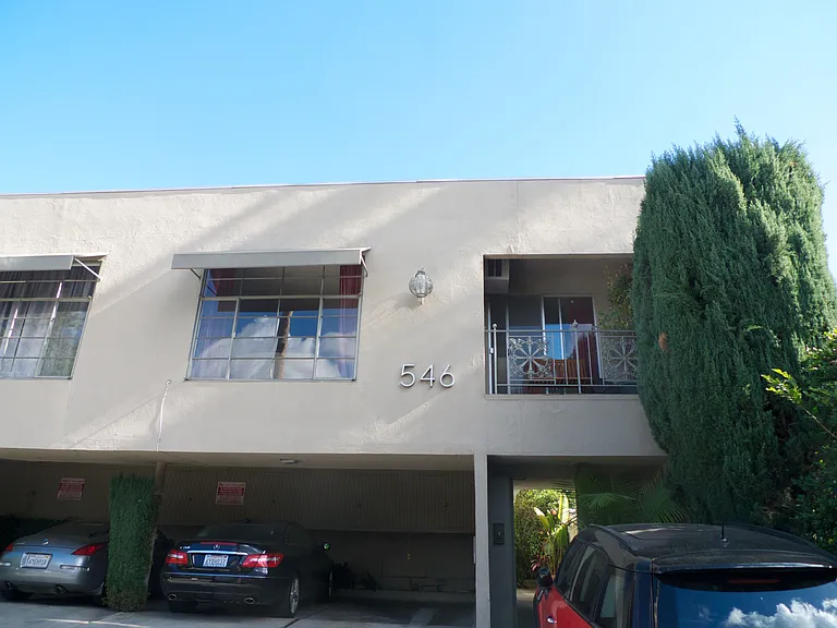 546 N Flores Street — Photo 3