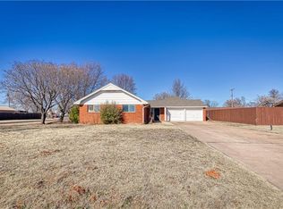 1421 W 6th St, Elk City, OK 73644