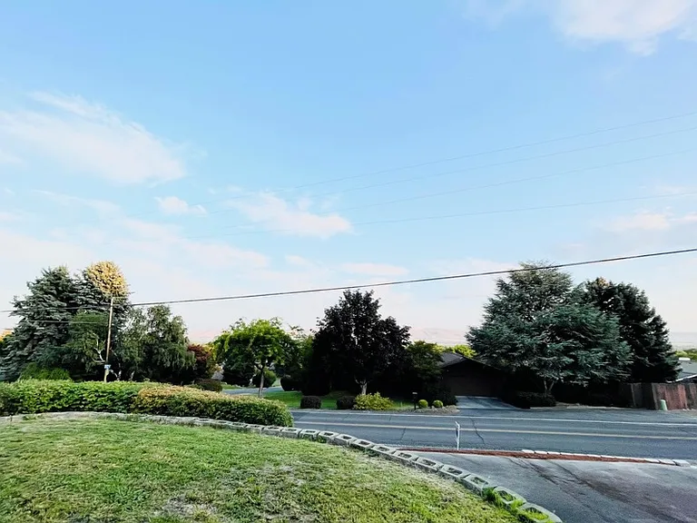 5805 Englewood Ave — Photo 3