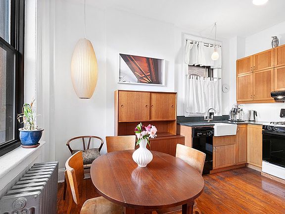 2nd image of 223 W 21st St APT 4K